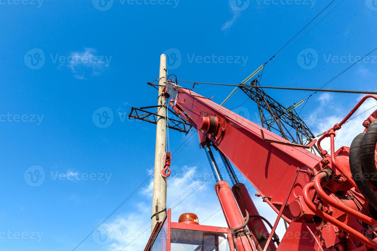 instalación de columna para línea eléctrica de alta tensión foto