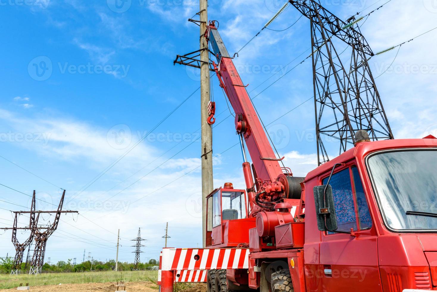 instalación de columna para línea eléctrica de alta tensión foto