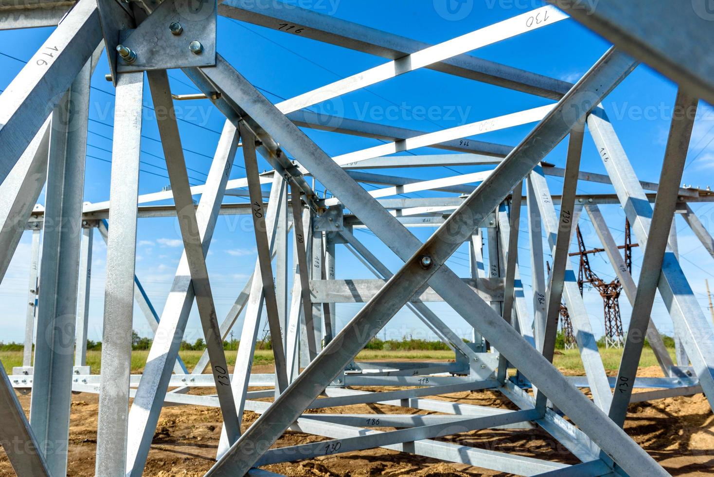 pilar eléctrico de alto voltaje desde abajo foto