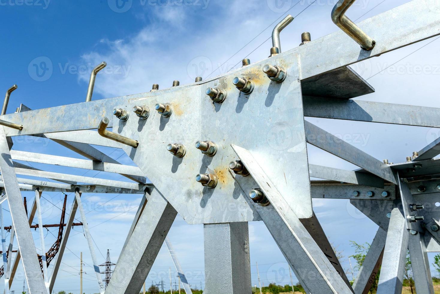 pilar eléctrico de alto voltaje desde abajo foto