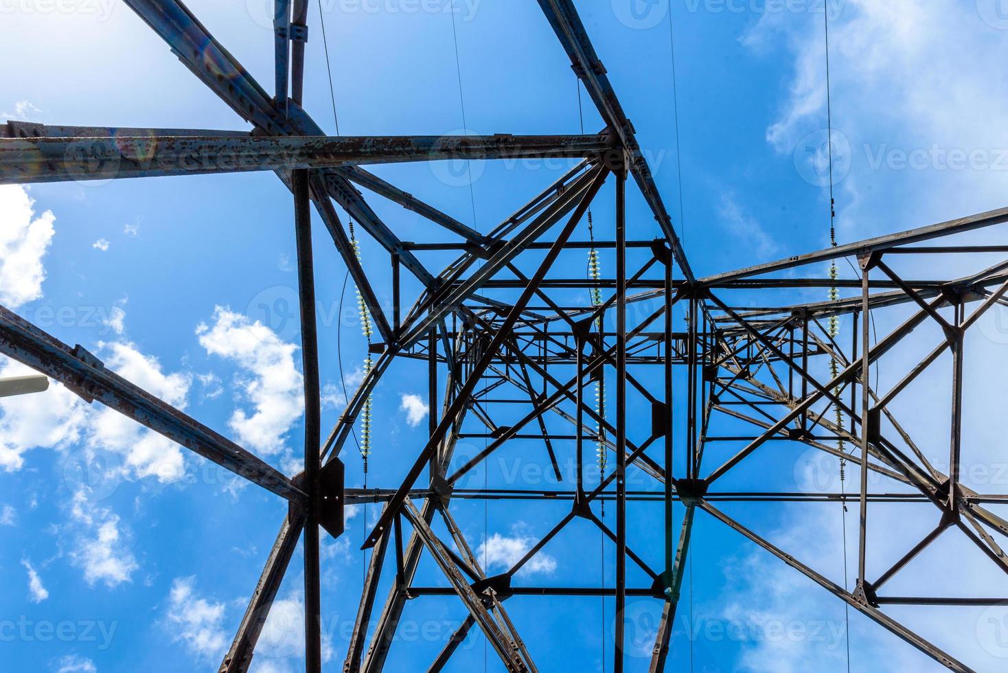 pilar eléctrico de alto voltaje desde abajo foto