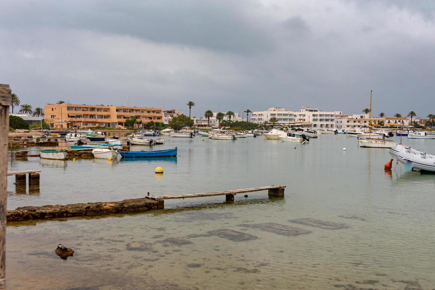 formentera, españa 2021- barcos en el puerto de la savina en formentera foto