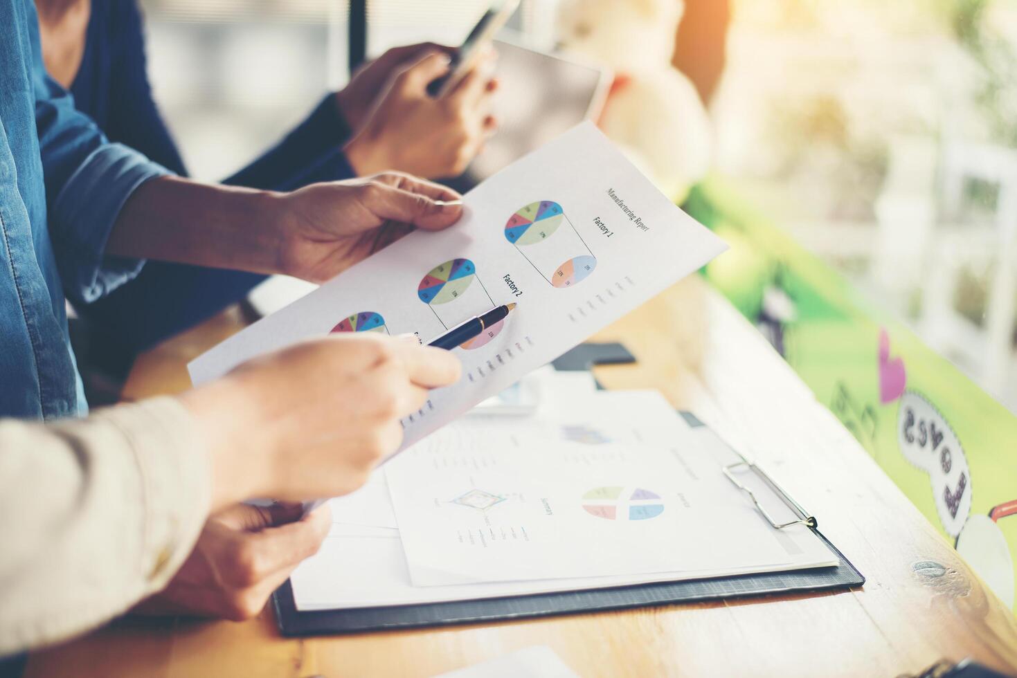 manos de mujer de negocios trabajando y sosteniendo información comercial foto