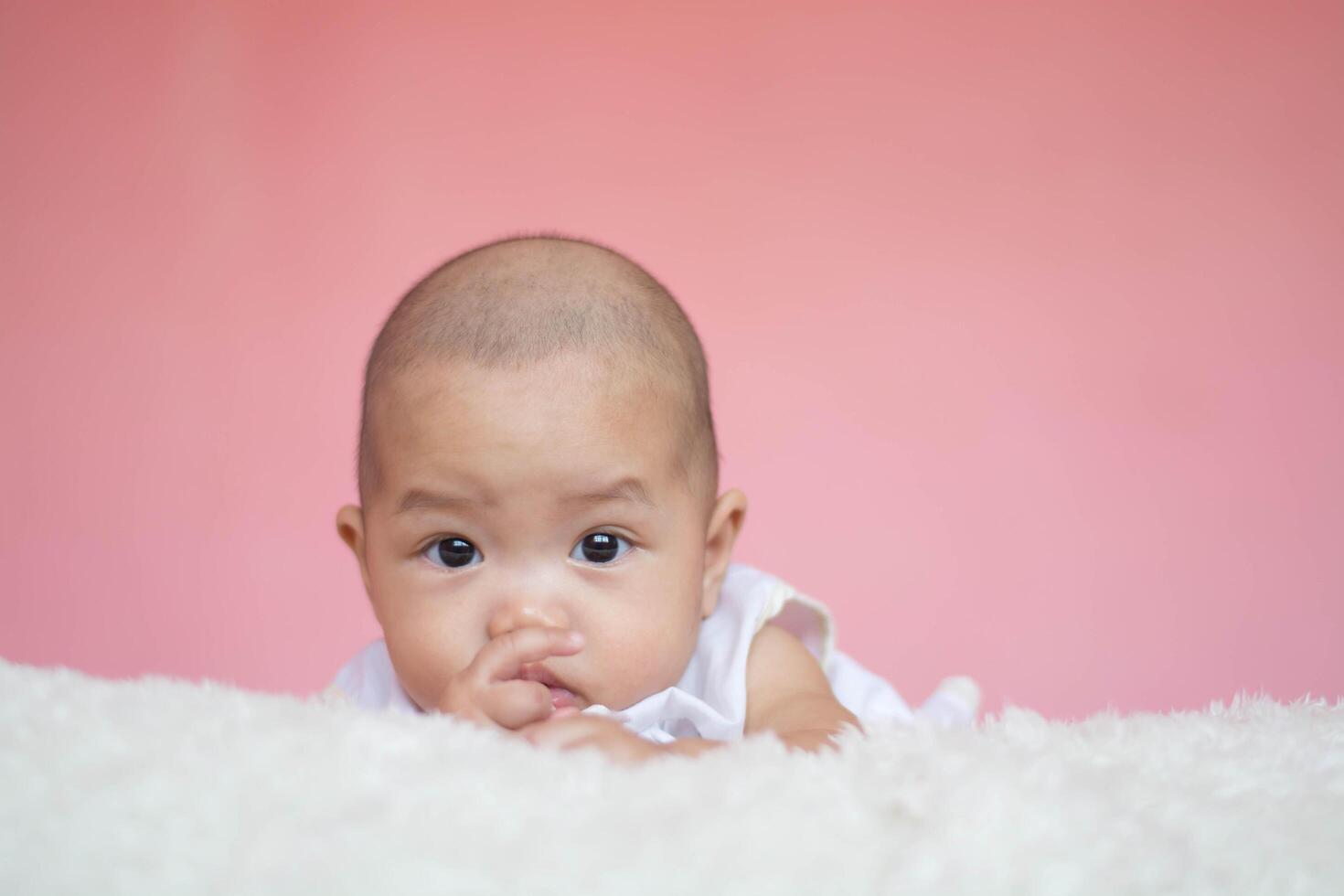 hermoso retrato brillante de adorable bebé foto