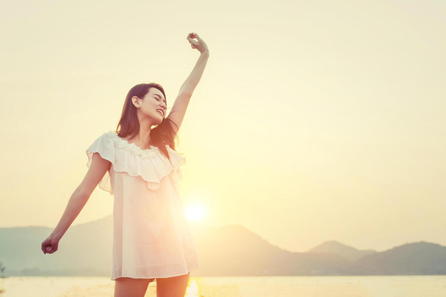 hermosa mujer se extiende por la mañana con aire fresco foto