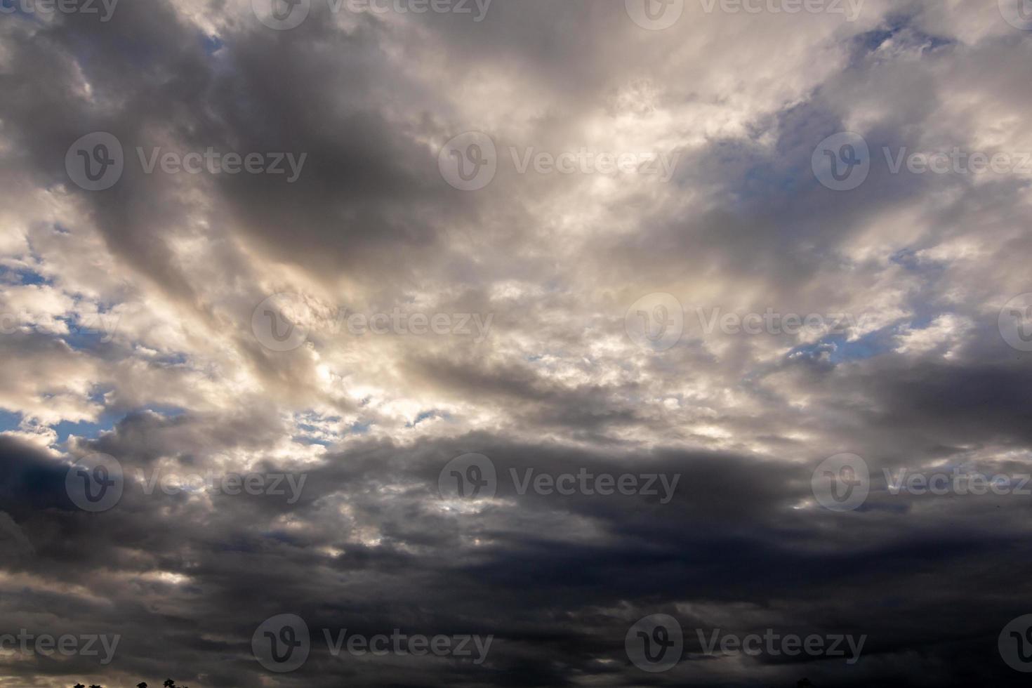 Nube oscura reunida, formando lluvia en Tailandia foto