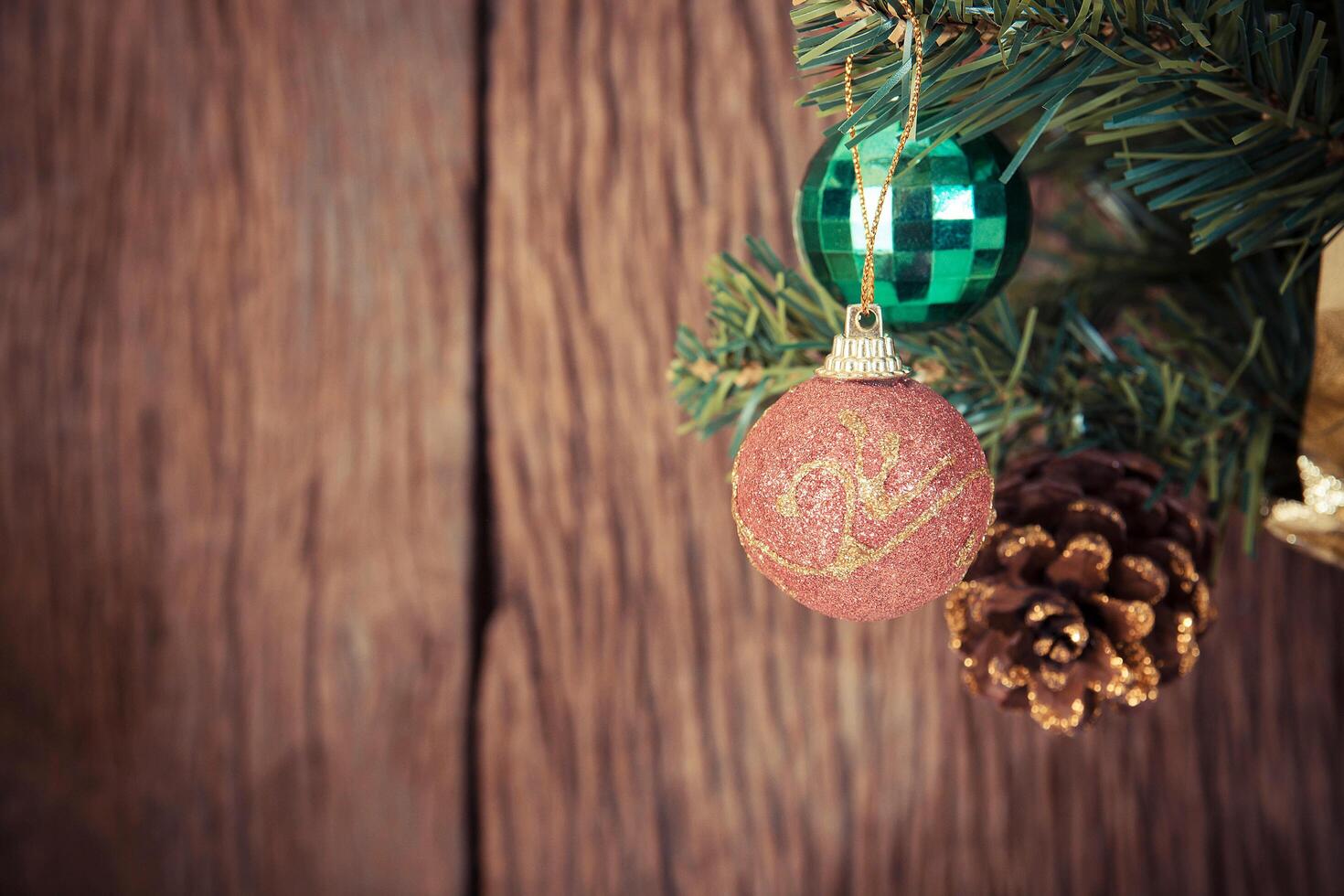 adornos navideños en el árbol de navidad foto