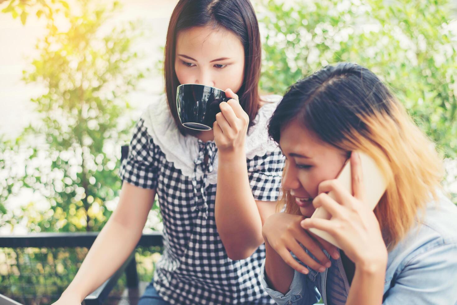 dos amigos sonrientes disfrutando trabajando juntos en una cafetería. foto