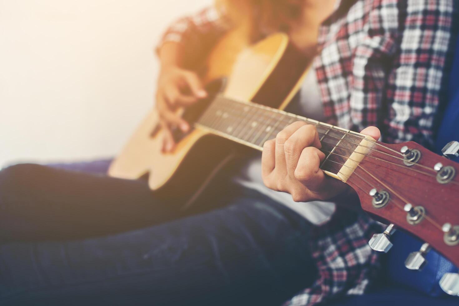 mujer joven inconformista tocando una guitarra. foto