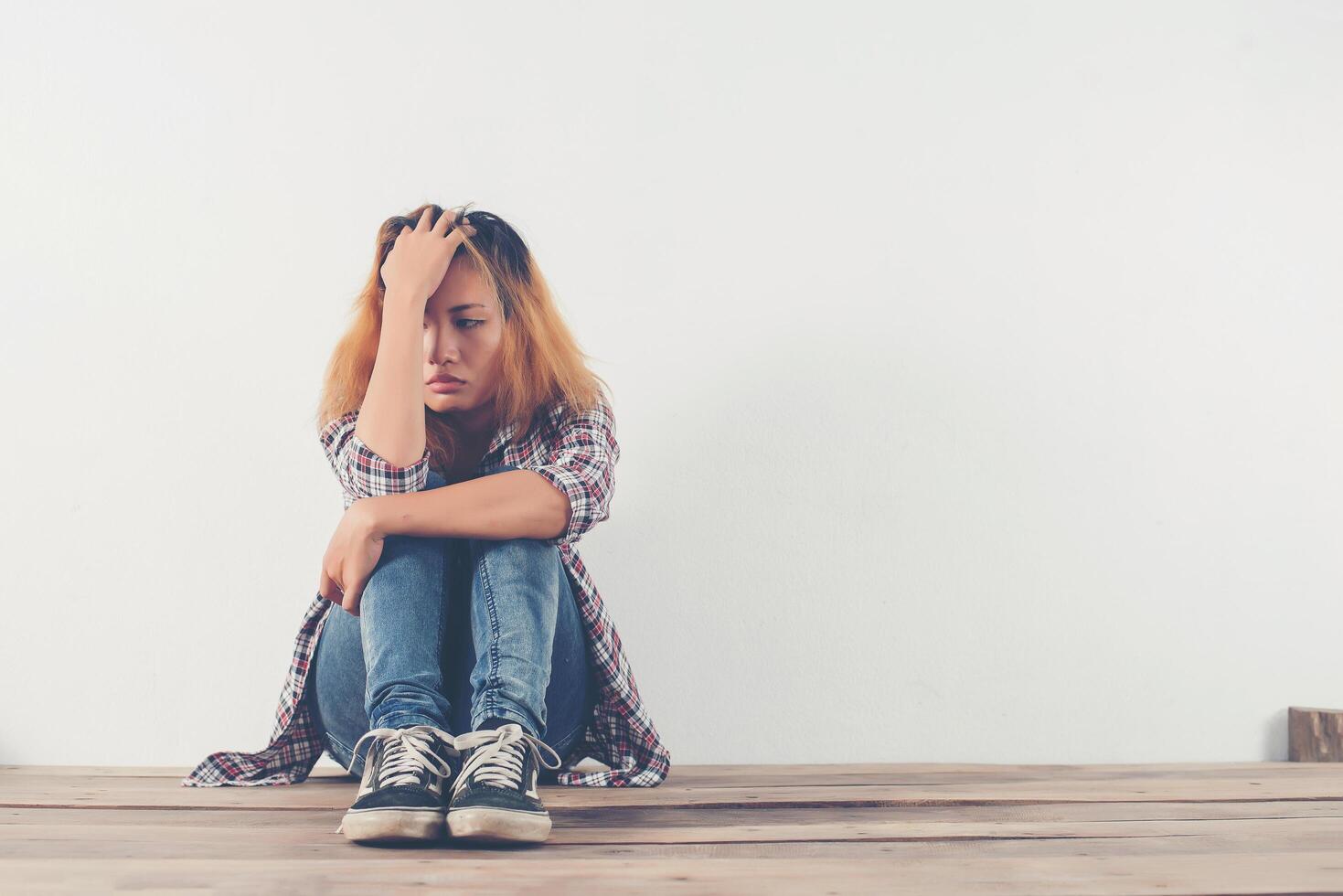 mujer triste abrazar su rodilla, nadie foto