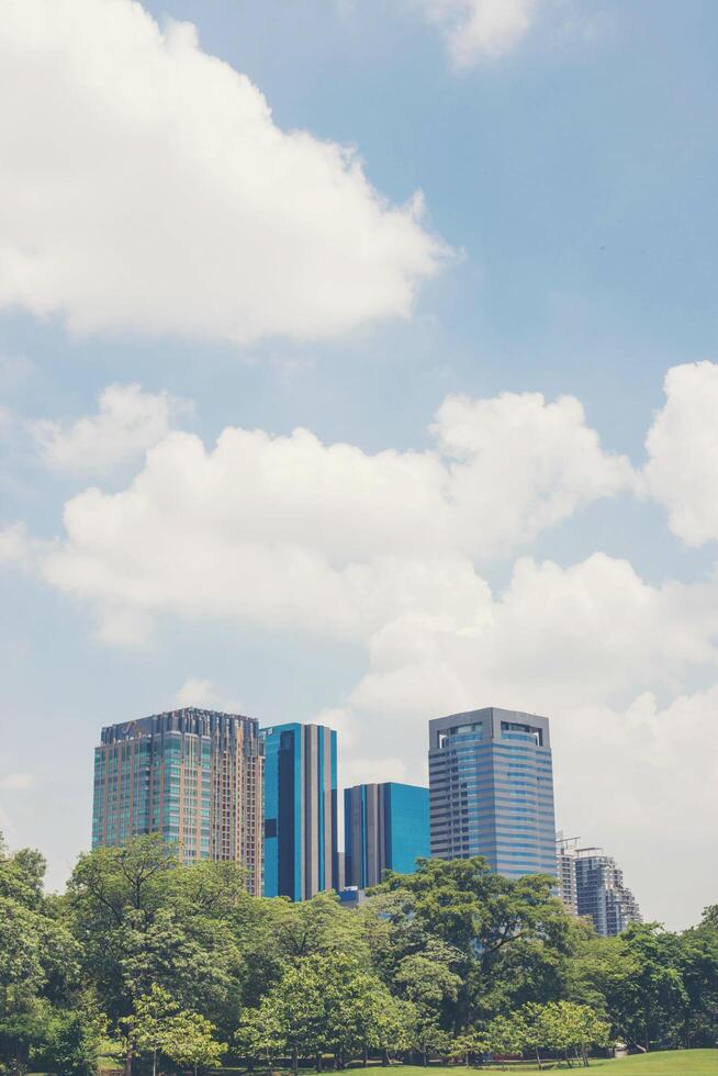 Vista de la ciudad moderna desde el parque jatujak de Tailandia. foto