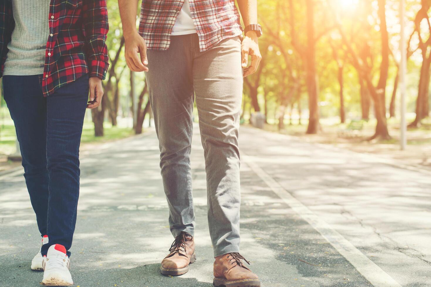 pareja de jóvenes adolescentes caminando juntos en el parque, vacaciones relajantes. foto