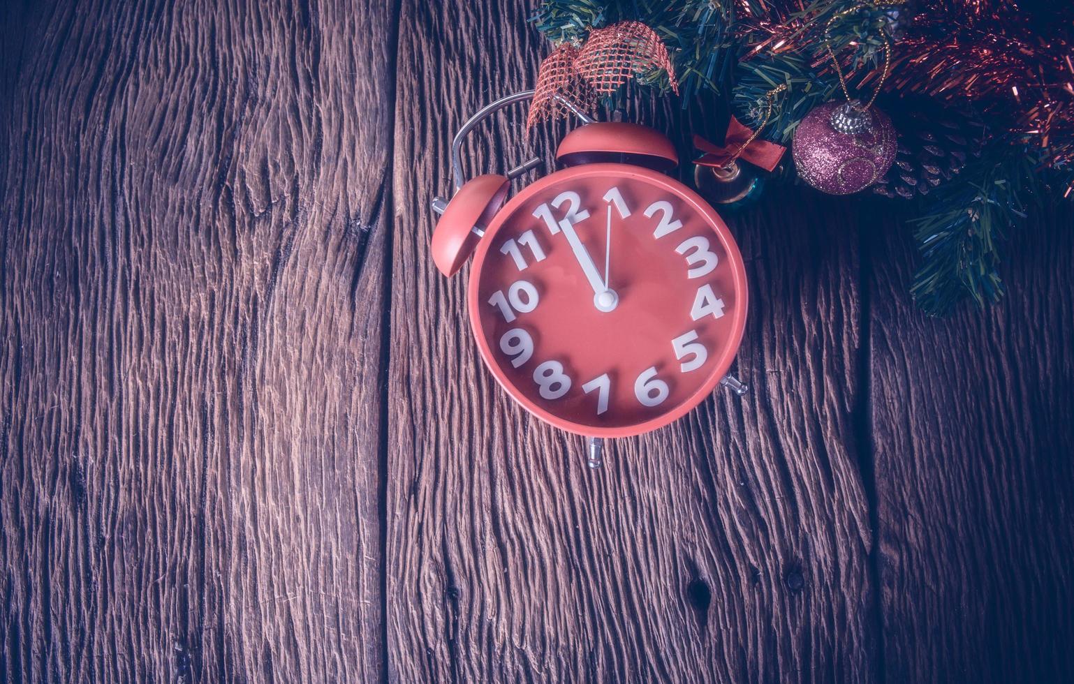 despertador rojo esperando el tiempo de navidad foto