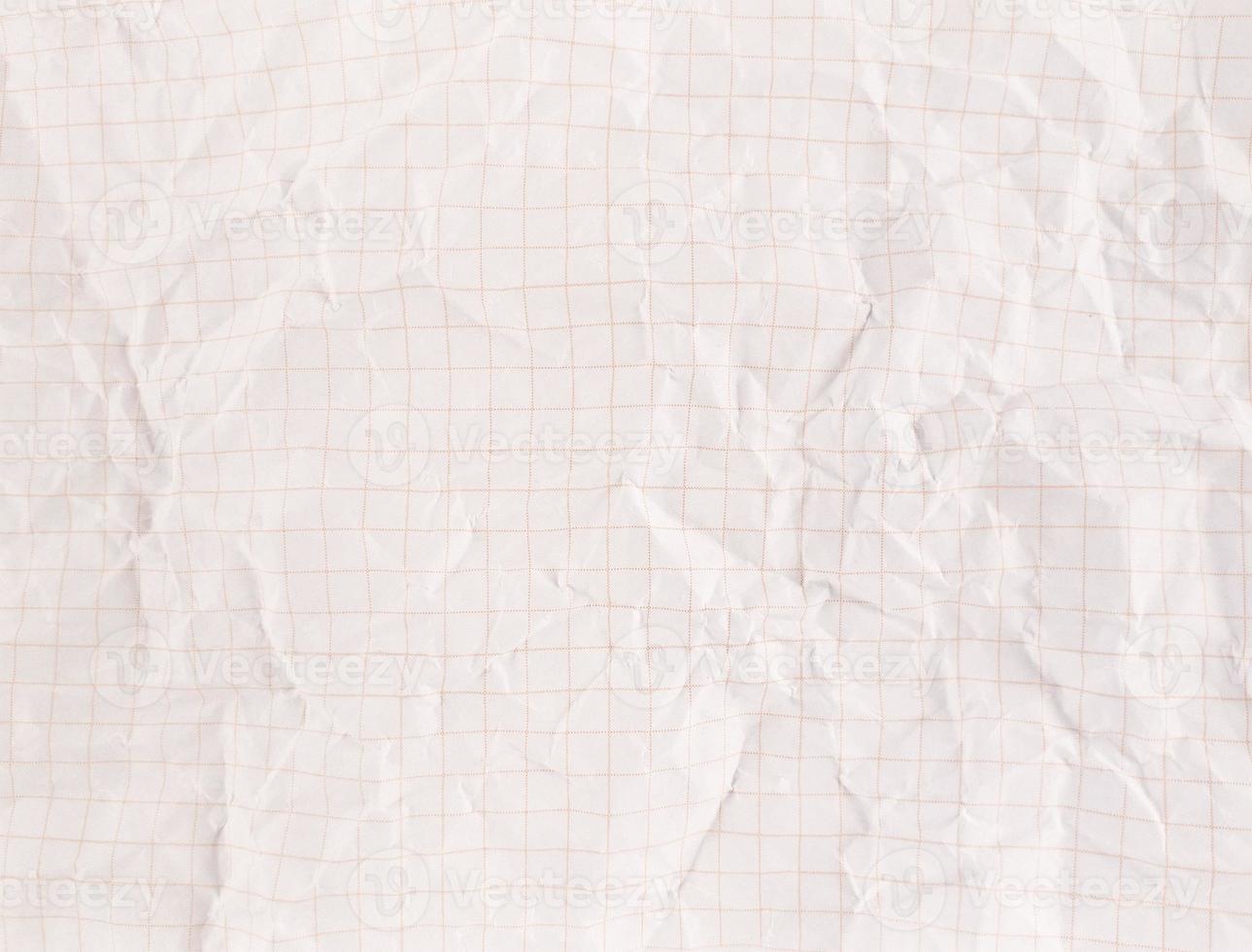 Hoja de papel seccional blanco arrugado con textura con espacio vacío. foto