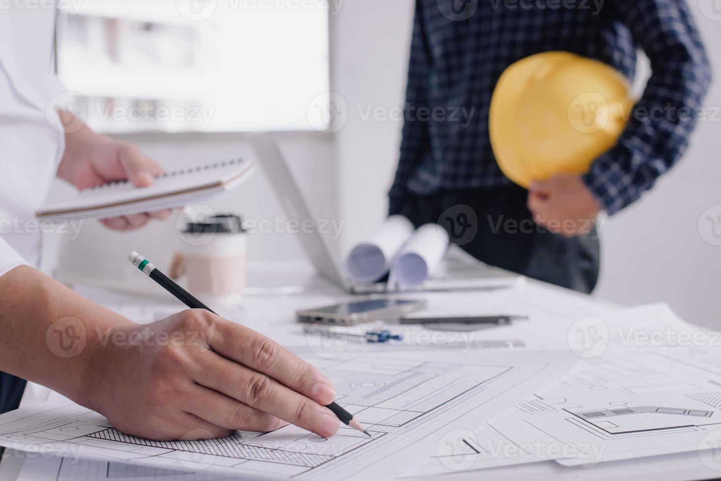 Ingeniero de obras de construcción de dos hombres de negocios. herramientas de ingeniería. foto