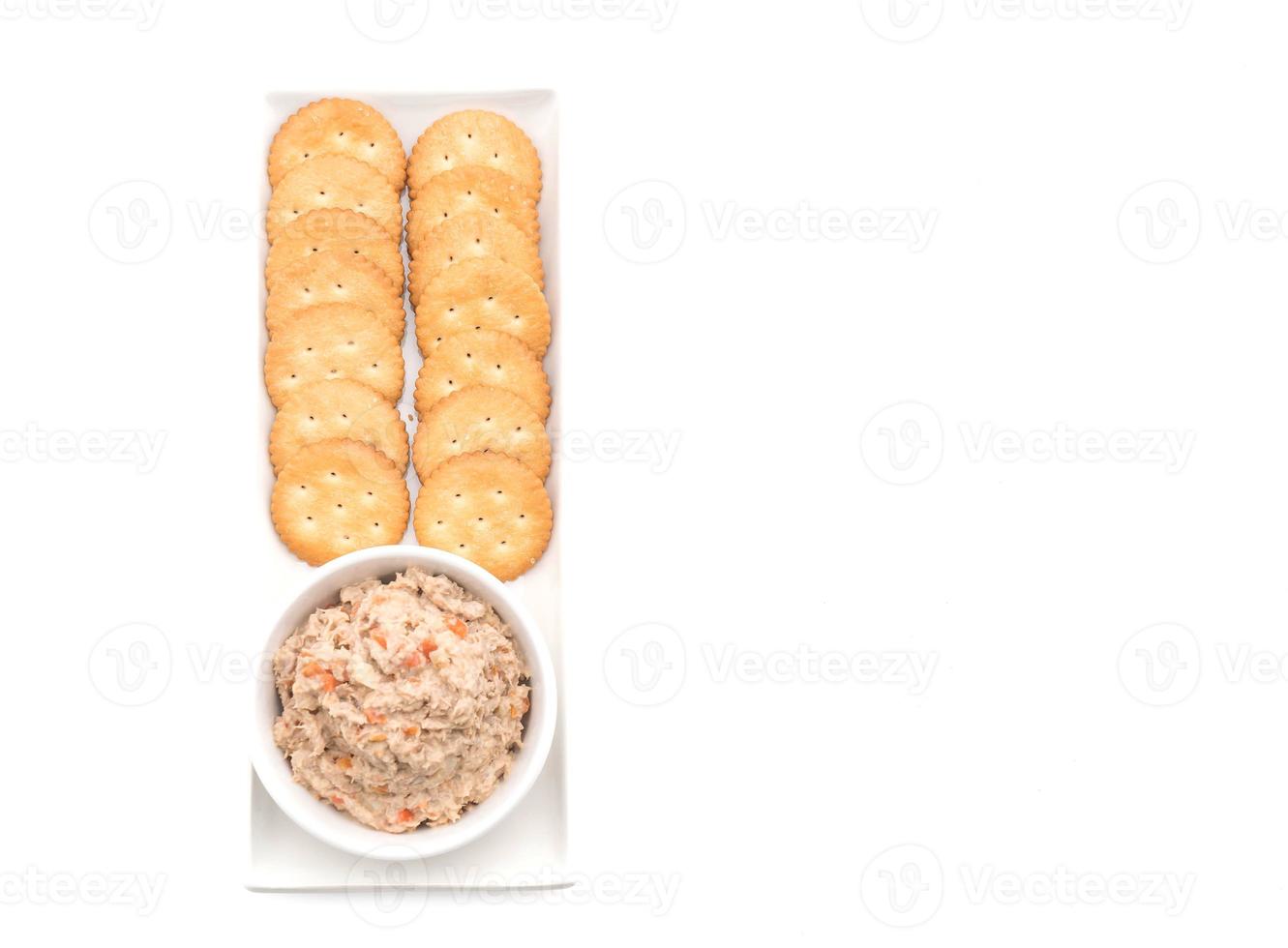 Ensalada de atún con galleta sobre fondo blanco. foto