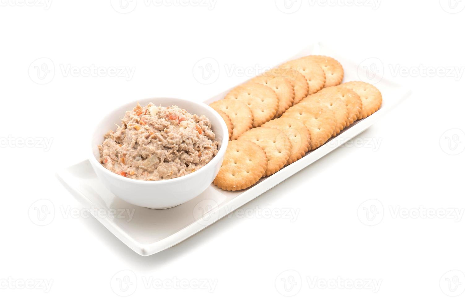 Ensalada de atún con galleta sobre fondo blanco. foto