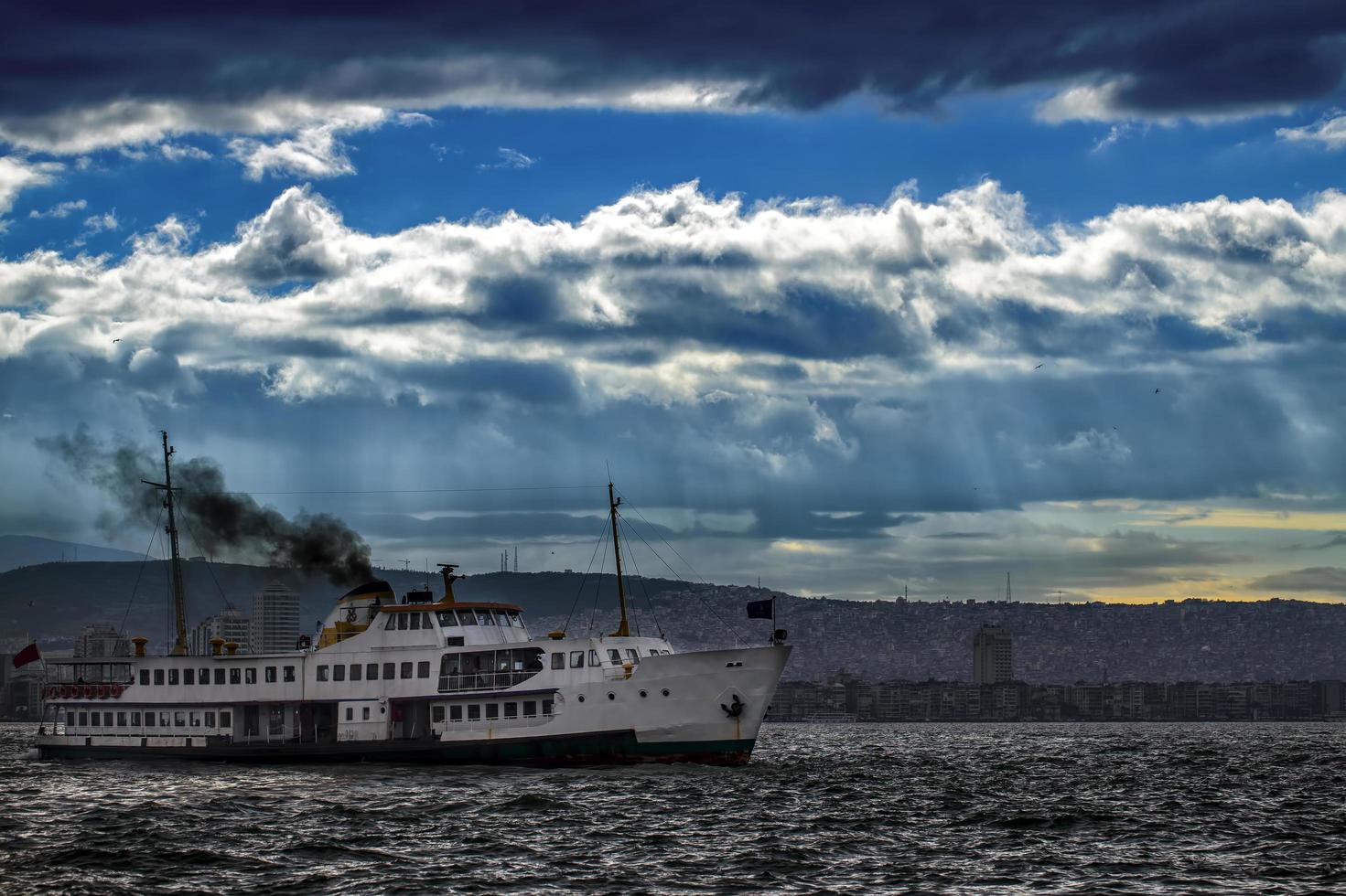 ferry y el paisaje urbano en izmir turquía foto