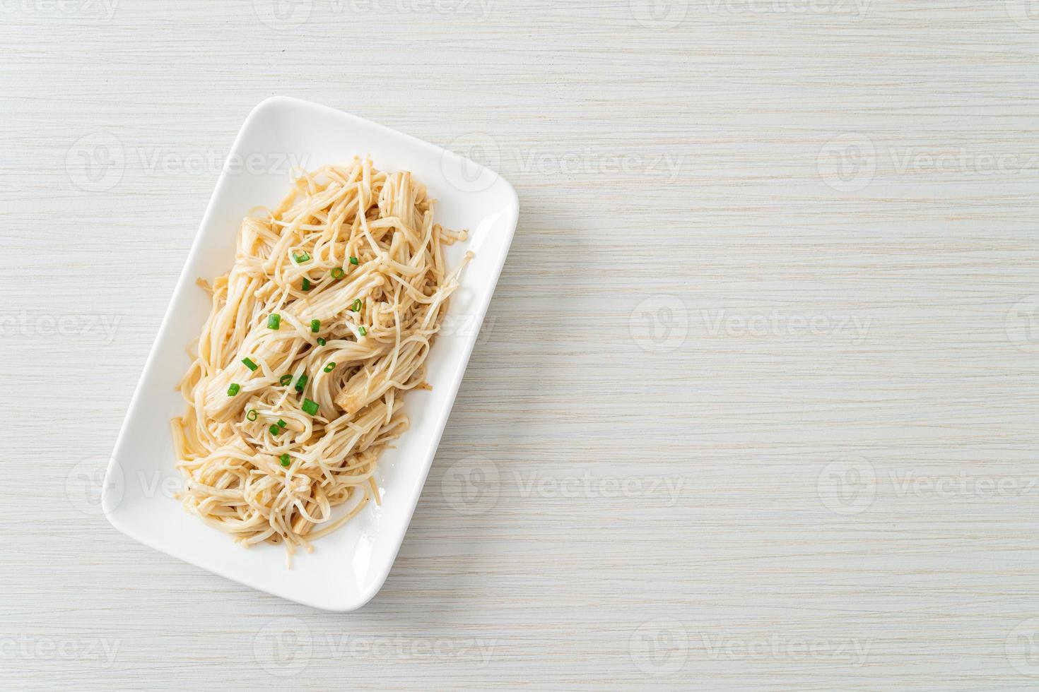 Setas de aguja doradas salteadas con mantequilla en la placa blanca. foto