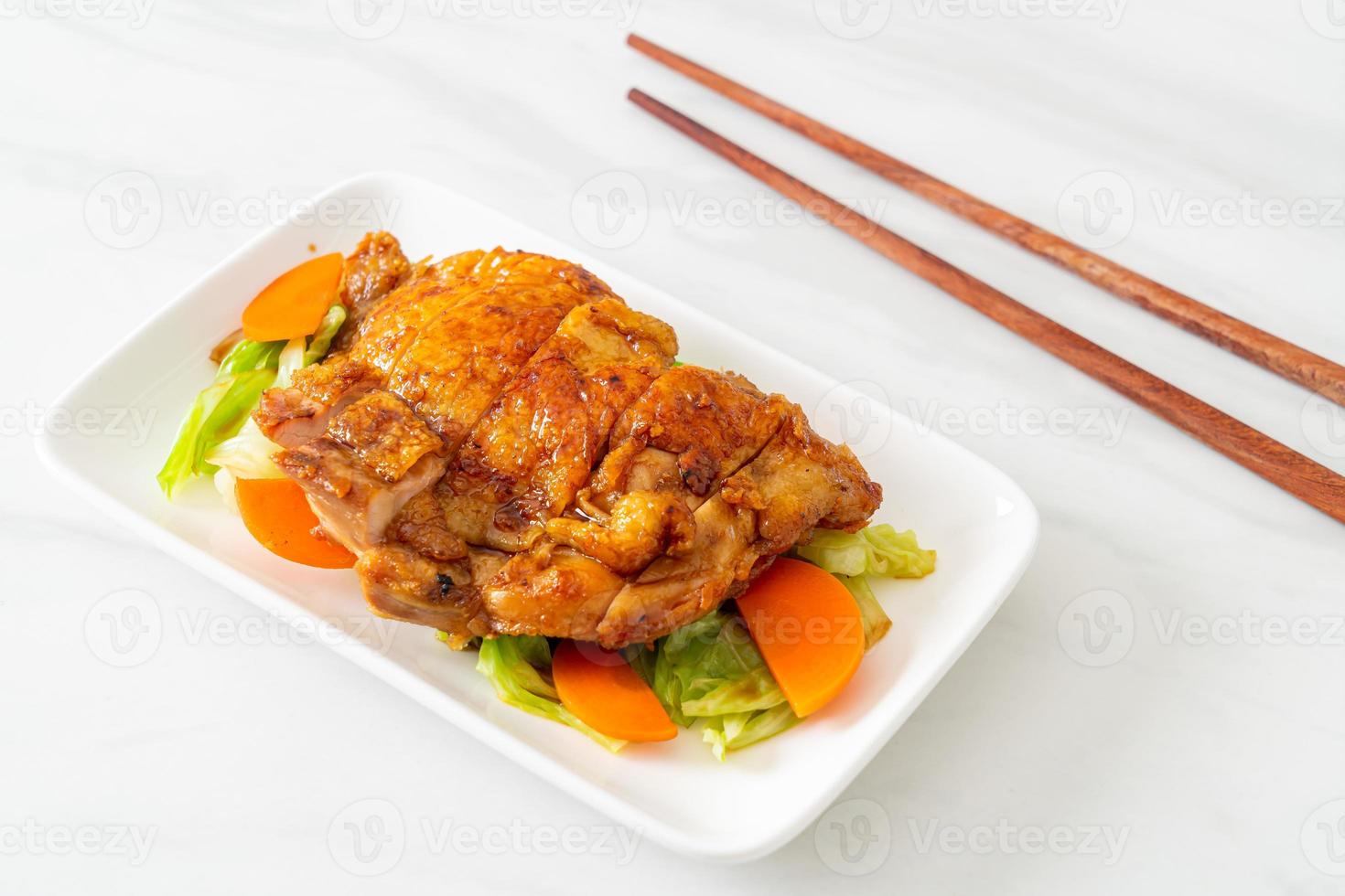 Filete de pollo teppanyaki teriyaki con repollo y zanahoria foto