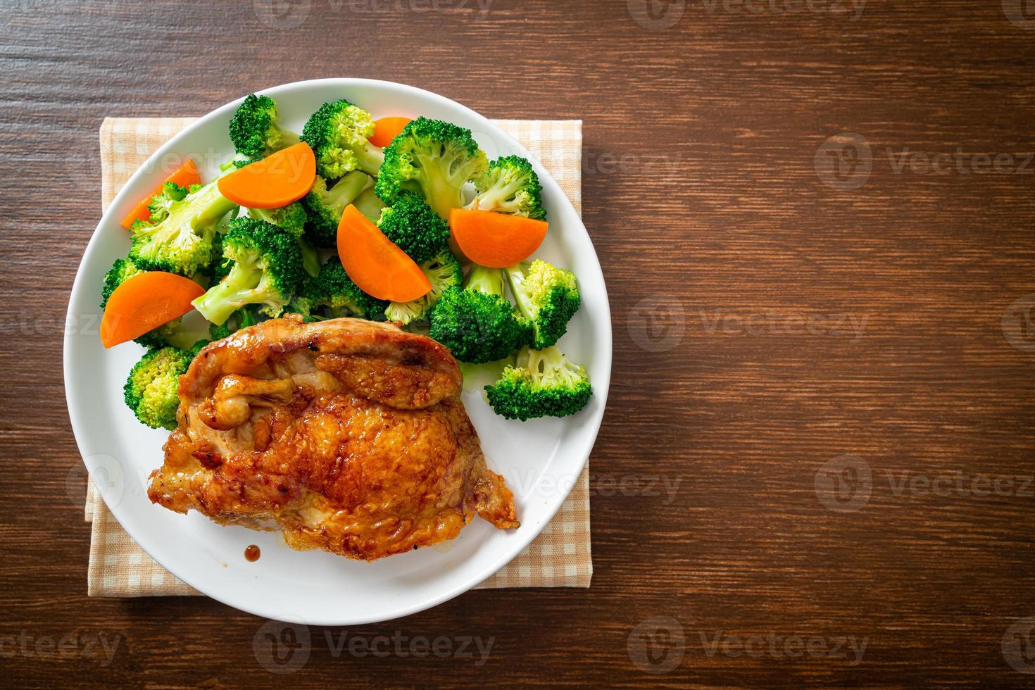 Filete de pollo teriyaki con brócoli y zanahoria foto