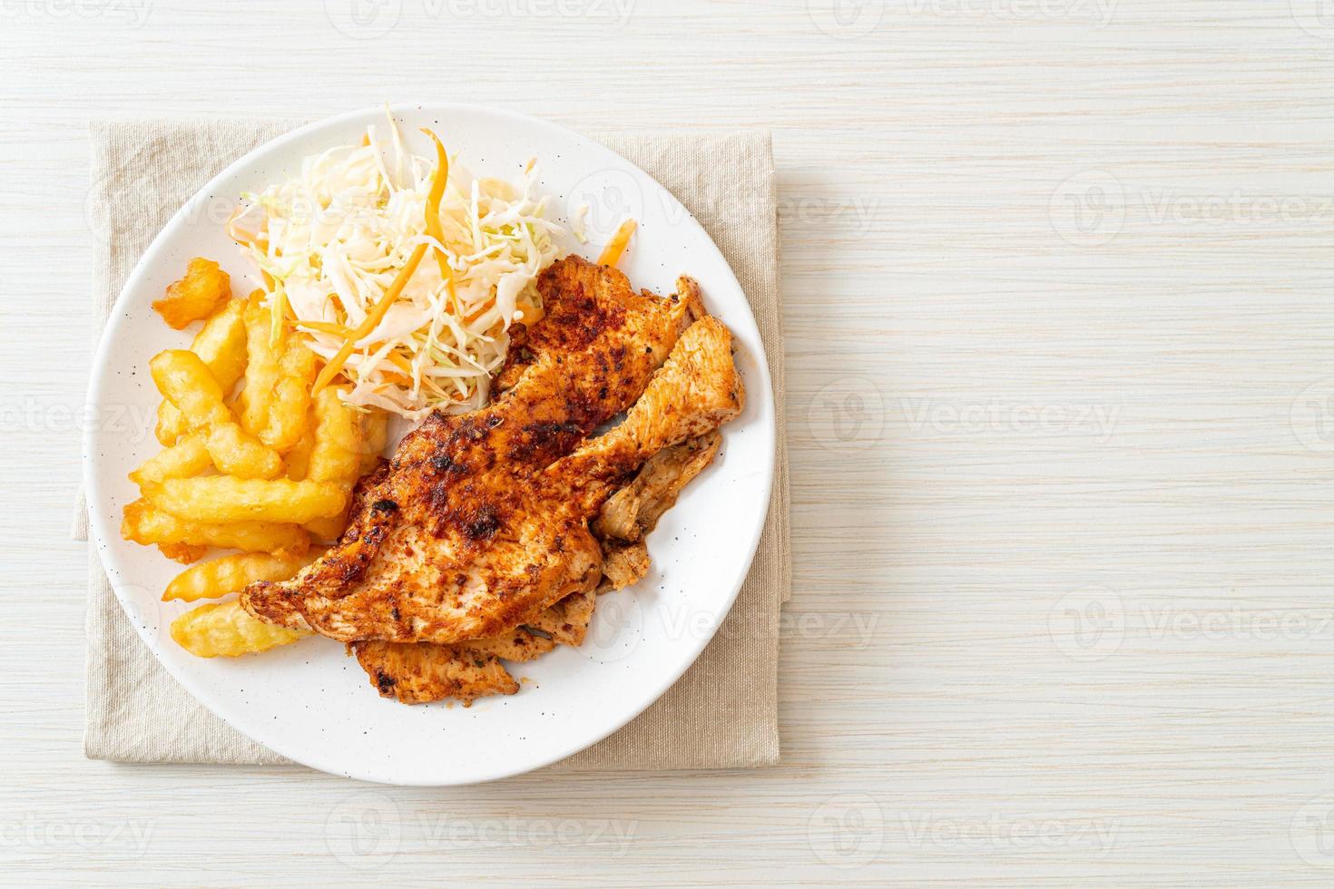 Filete de pollo asado picante a la parrilla con papas fritas foto