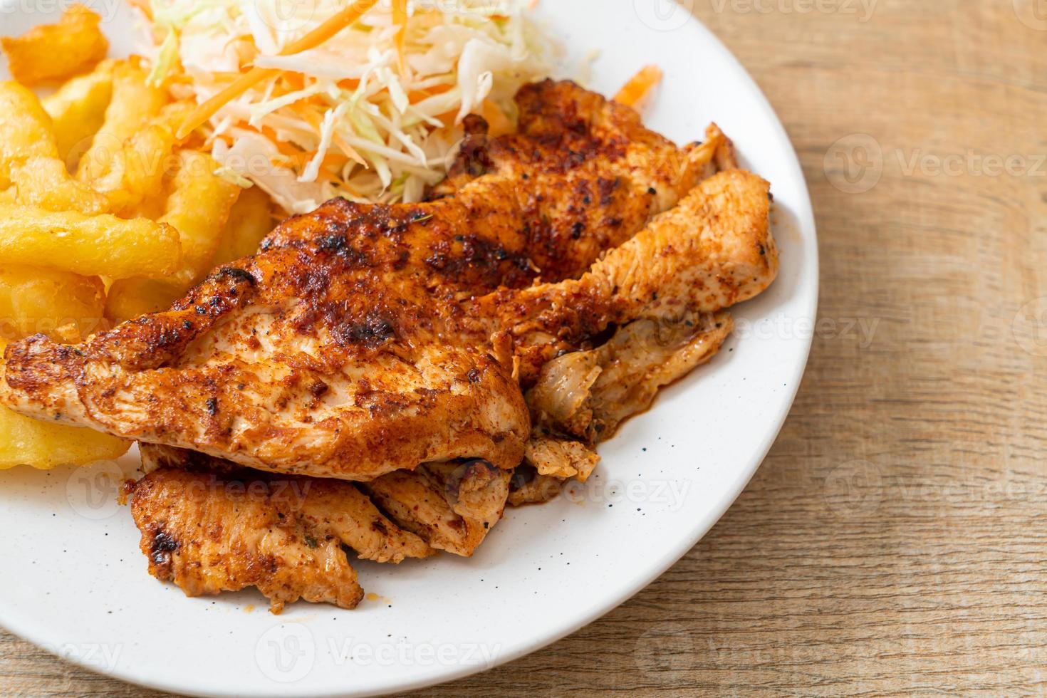 Filete de pollo asado picante a la parrilla con papas fritas foto