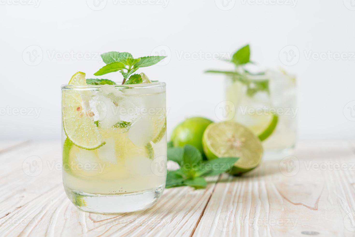 refresco de lima helado con menta - bebida refrescante foto