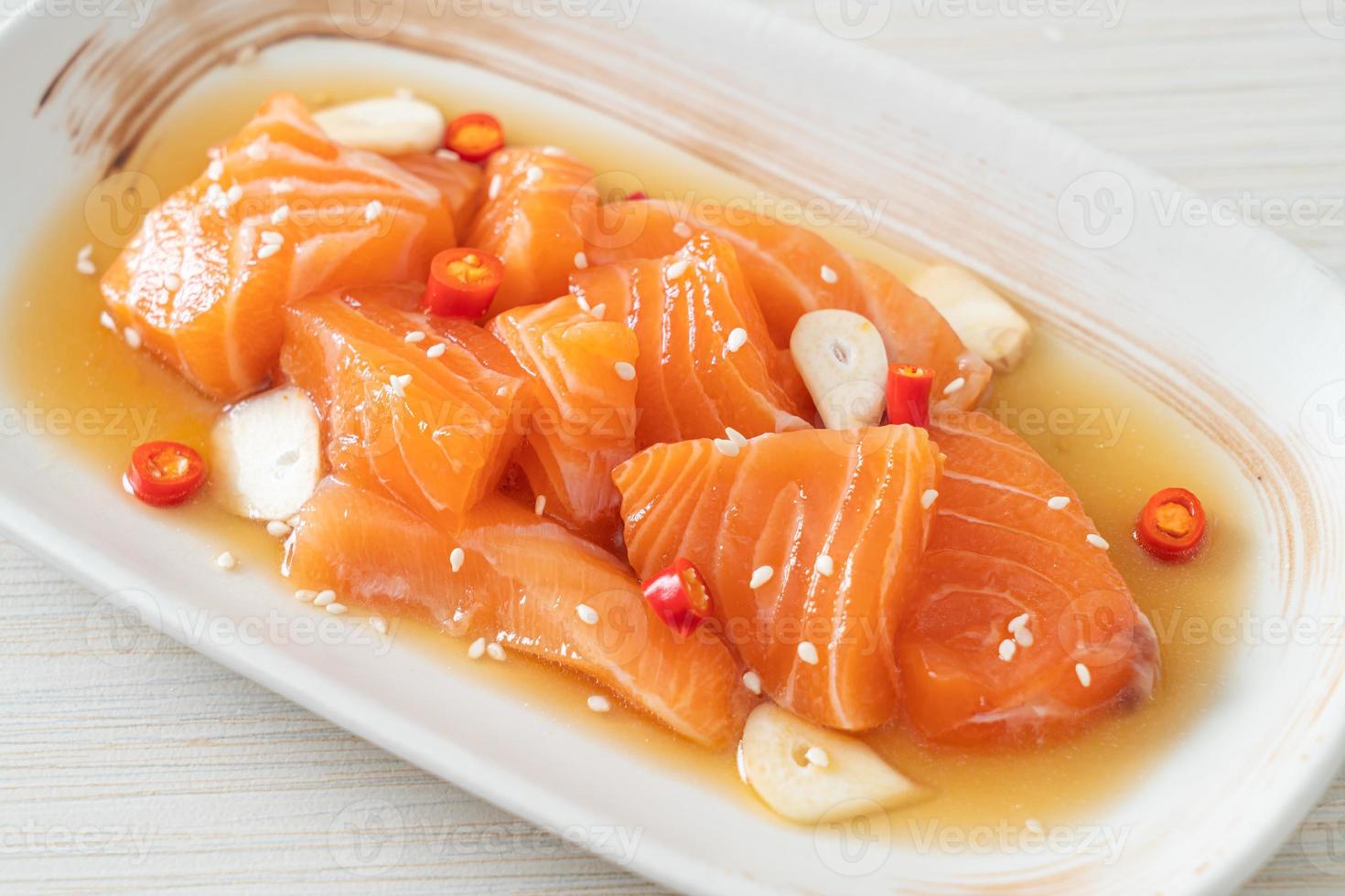 Salmón fresco crudo marinado shoyu o salmón en escabeche salsa de soja - estilo de comida asiática foto