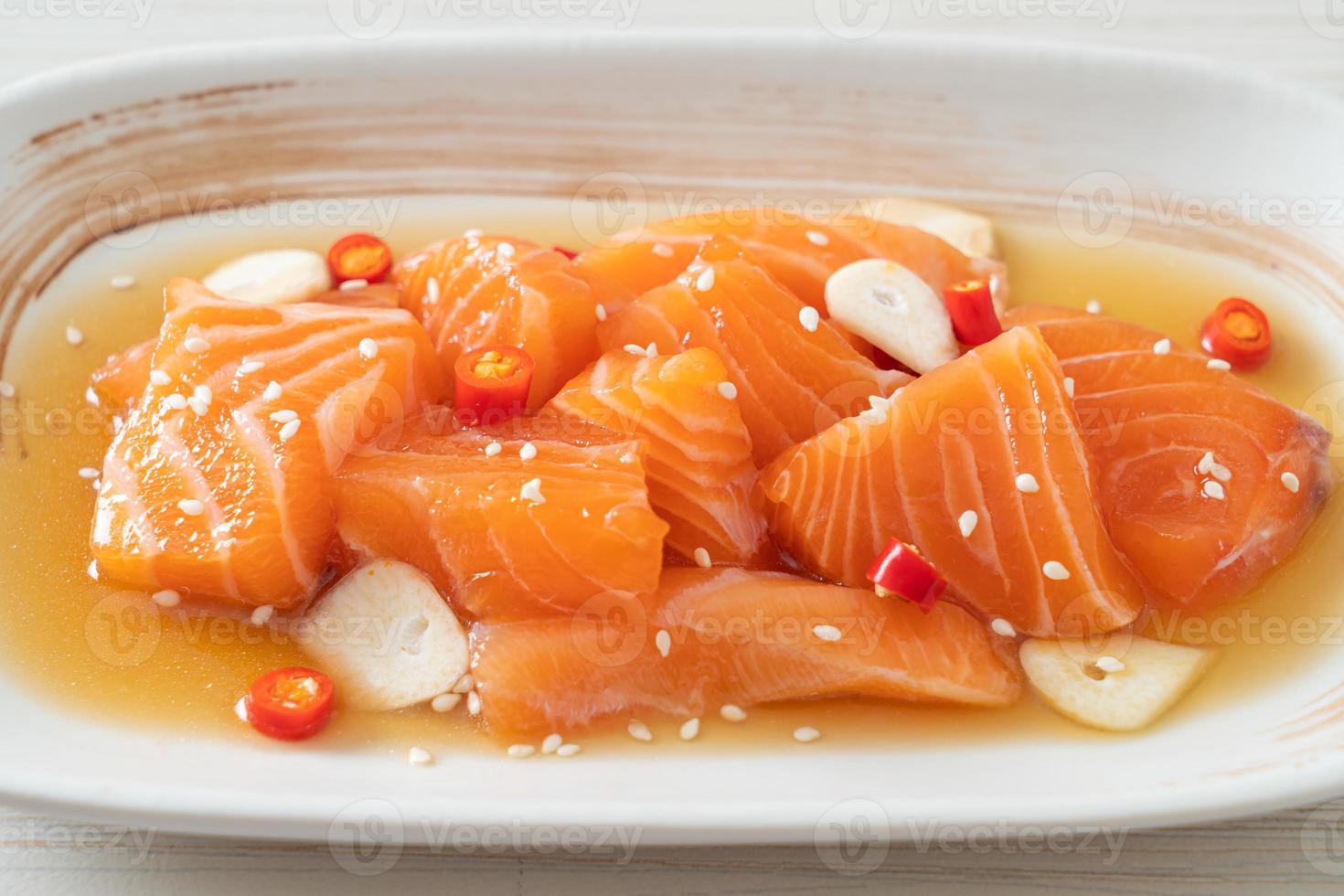Salmón fresco crudo marinado shoyu o salmón en escabeche salsa de soja - estilo de comida asiática foto