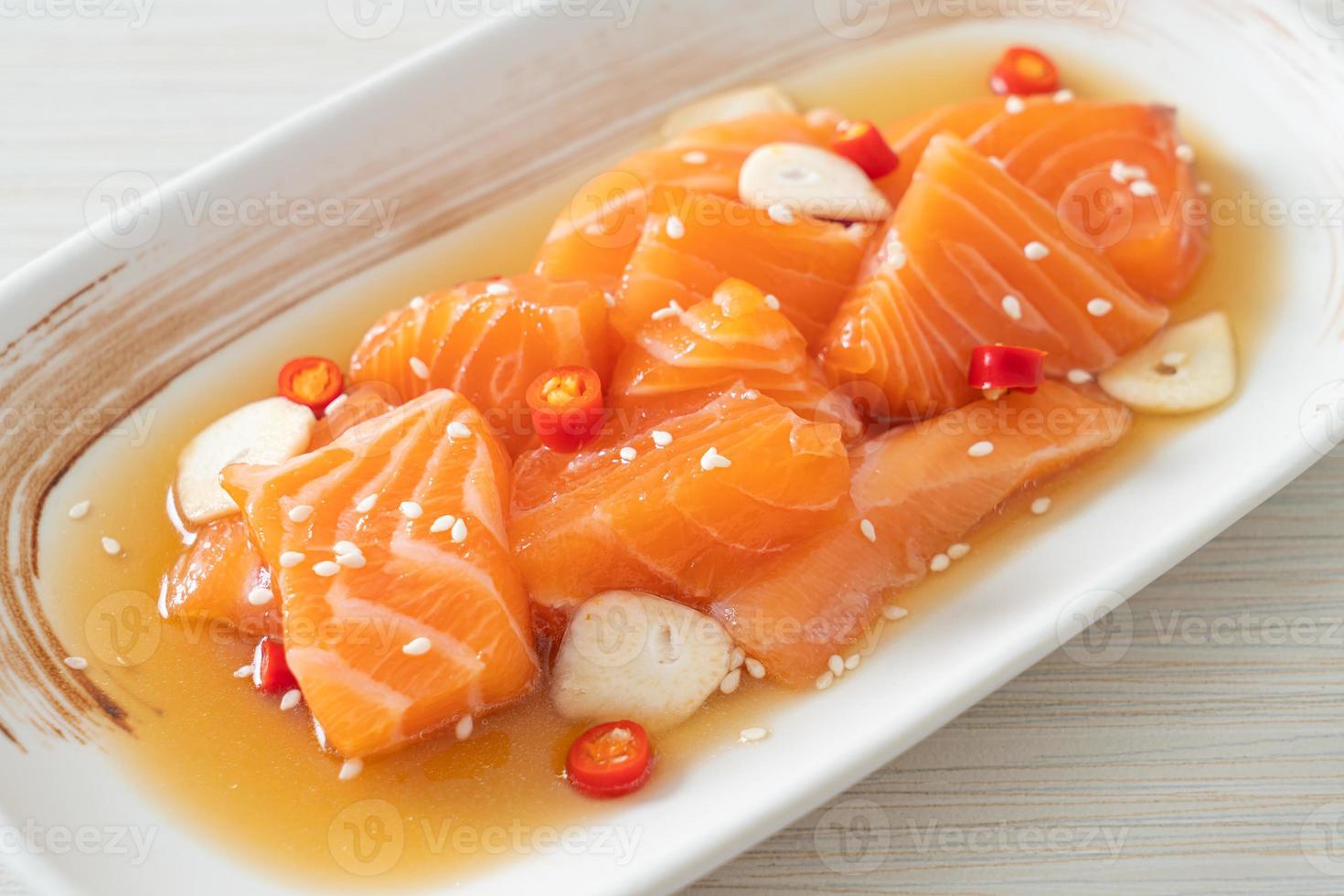 Salmón fresco crudo marinado shoyu o salmón en escabeche salsa de soja - estilo de comida asiática foto