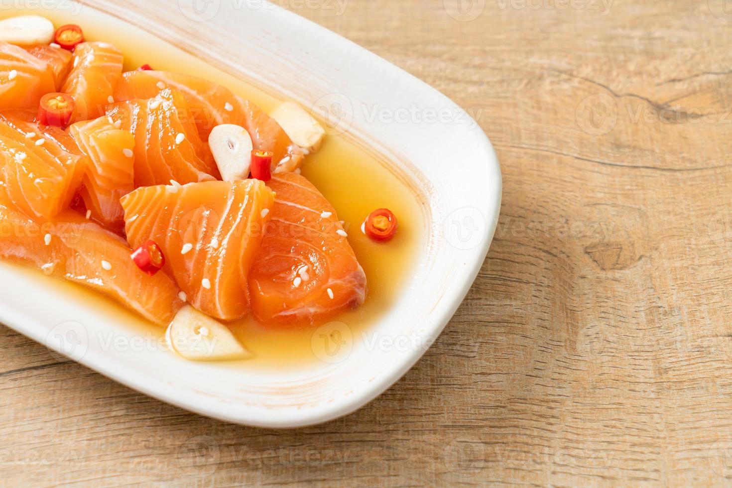 Salmón fresco crudo marinado shoyu o salmón en escabeche salsa de soja - estilo de comida asiática foto