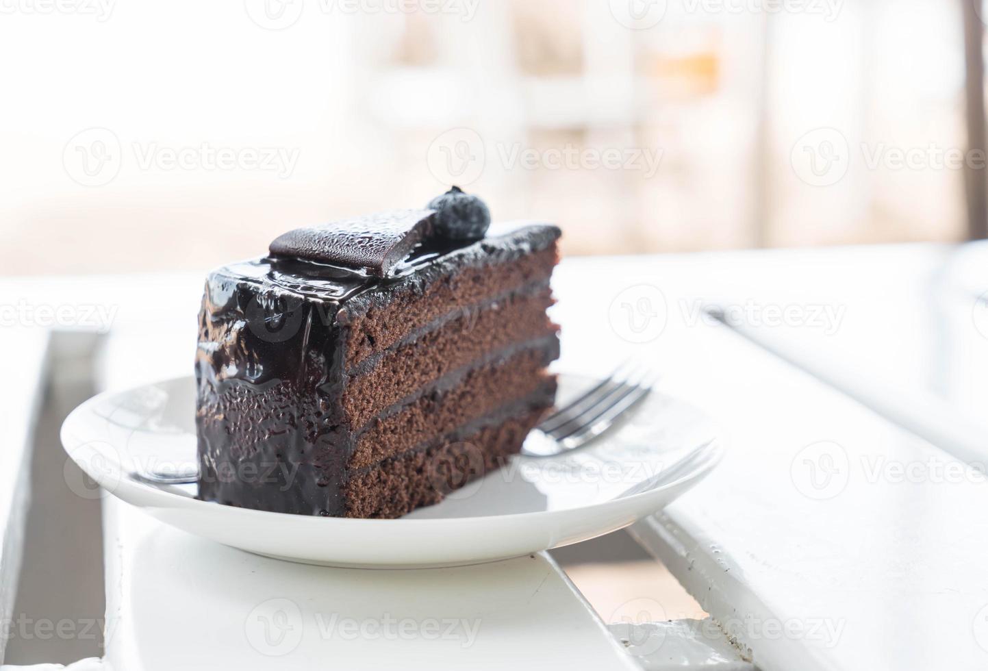 Tarta de dulce de chocolate en el café foto