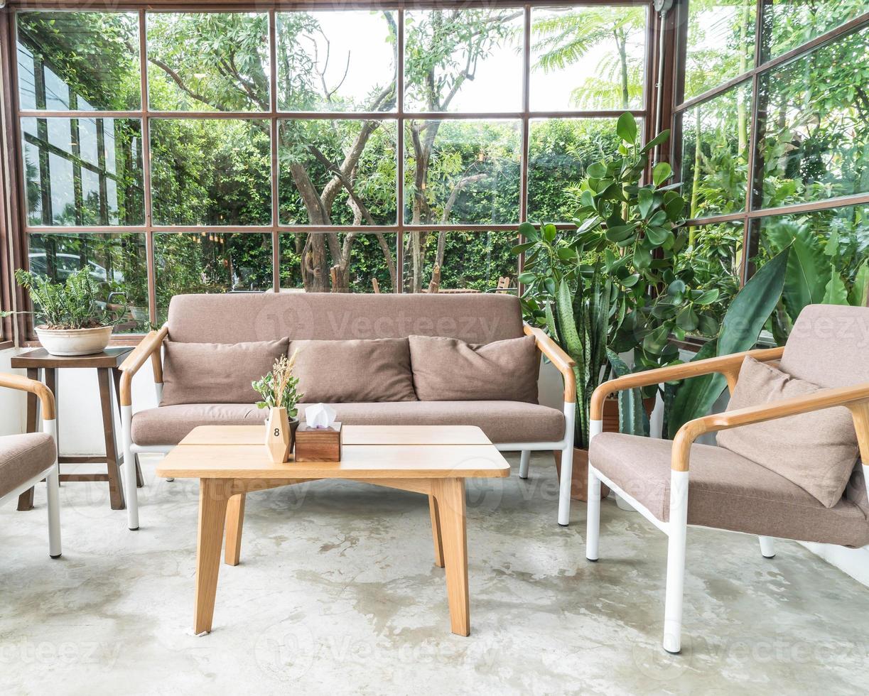 Decoración de silla de madera vacía en la sala de estar foto