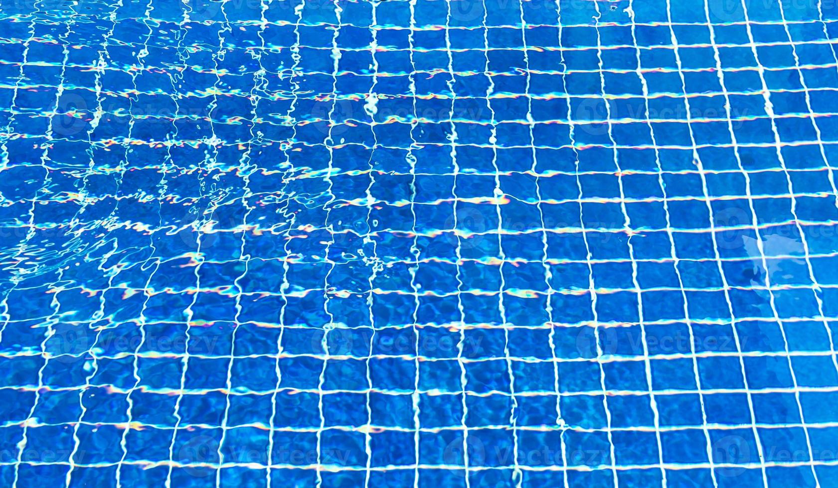 agua rasgada azul en la piscina foto