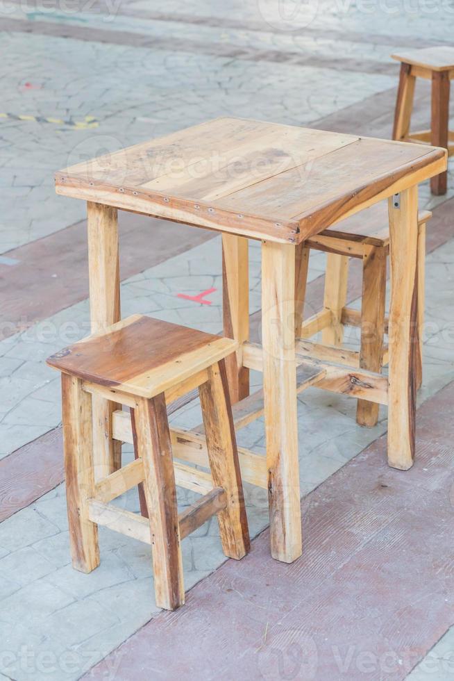 Mesa y silla de madera vacías en restaurante. foto