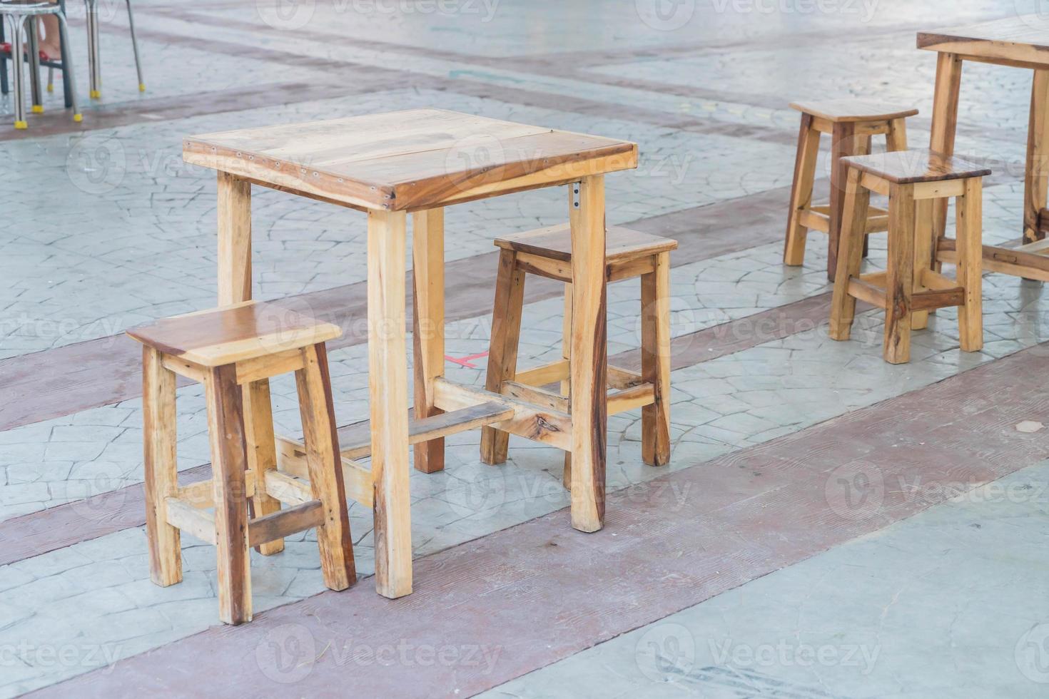 Mesa y silla de madera vacías en restaurante. foto