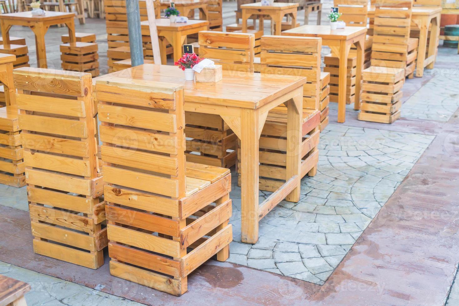 Mesa y silla de madera vacías en restaurante. foto