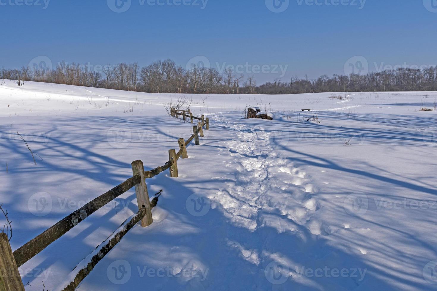 valla rústica a lo largo de un sendero nevado foto