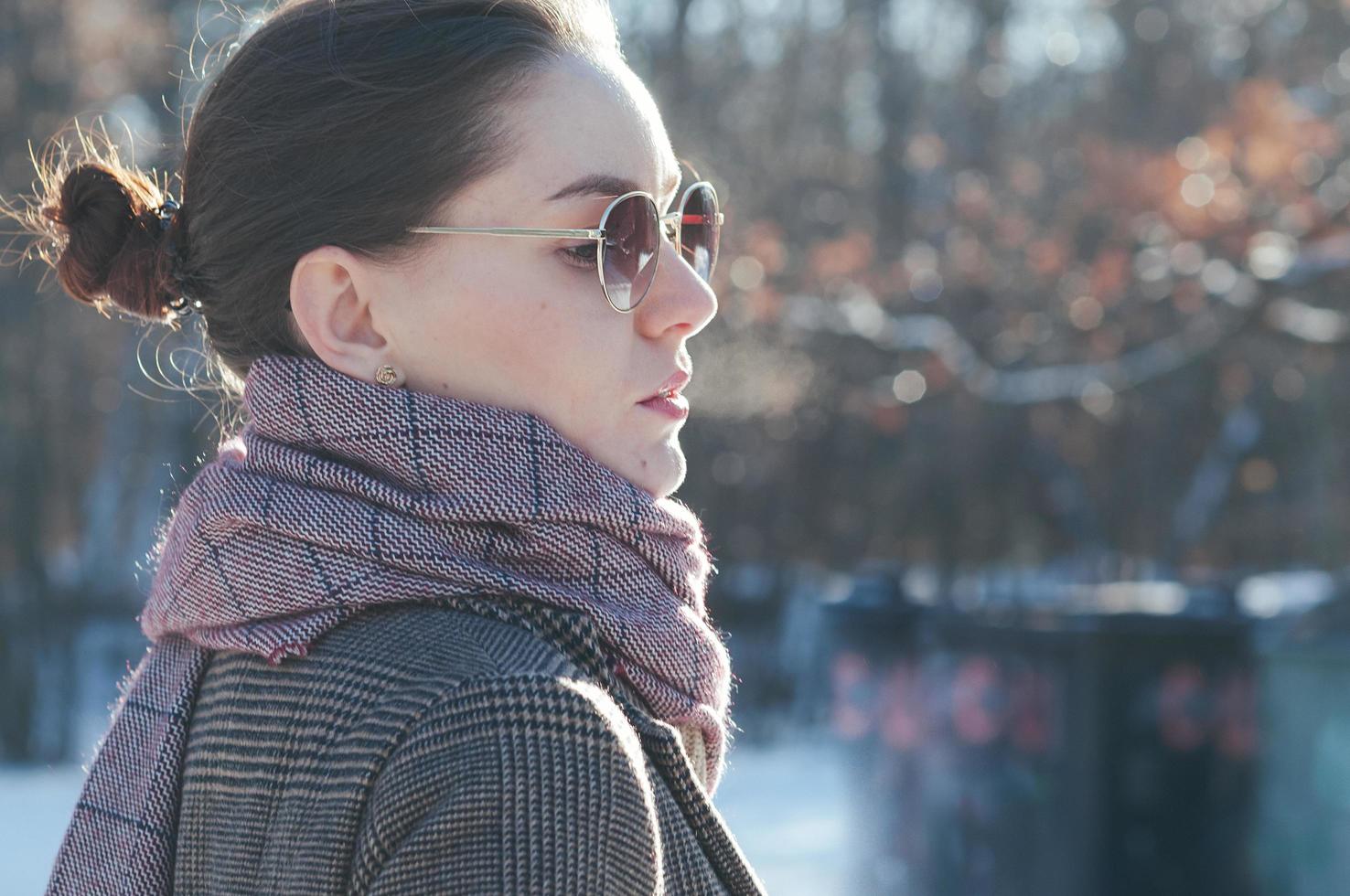 moda estilo callejero hermosa mujer en ropa de invierno foto