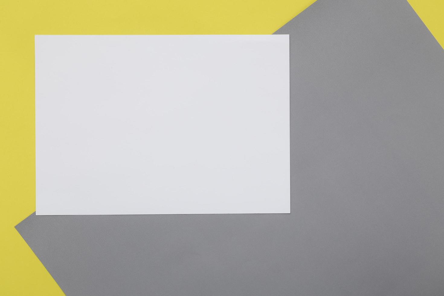 Papel de volante en blanco sobre fondo gris medio amarillo foto