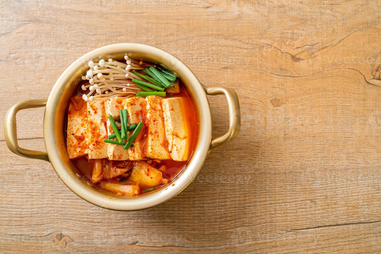 sopa de kimchi con tofu suave o estofado de kimchi coreano foto