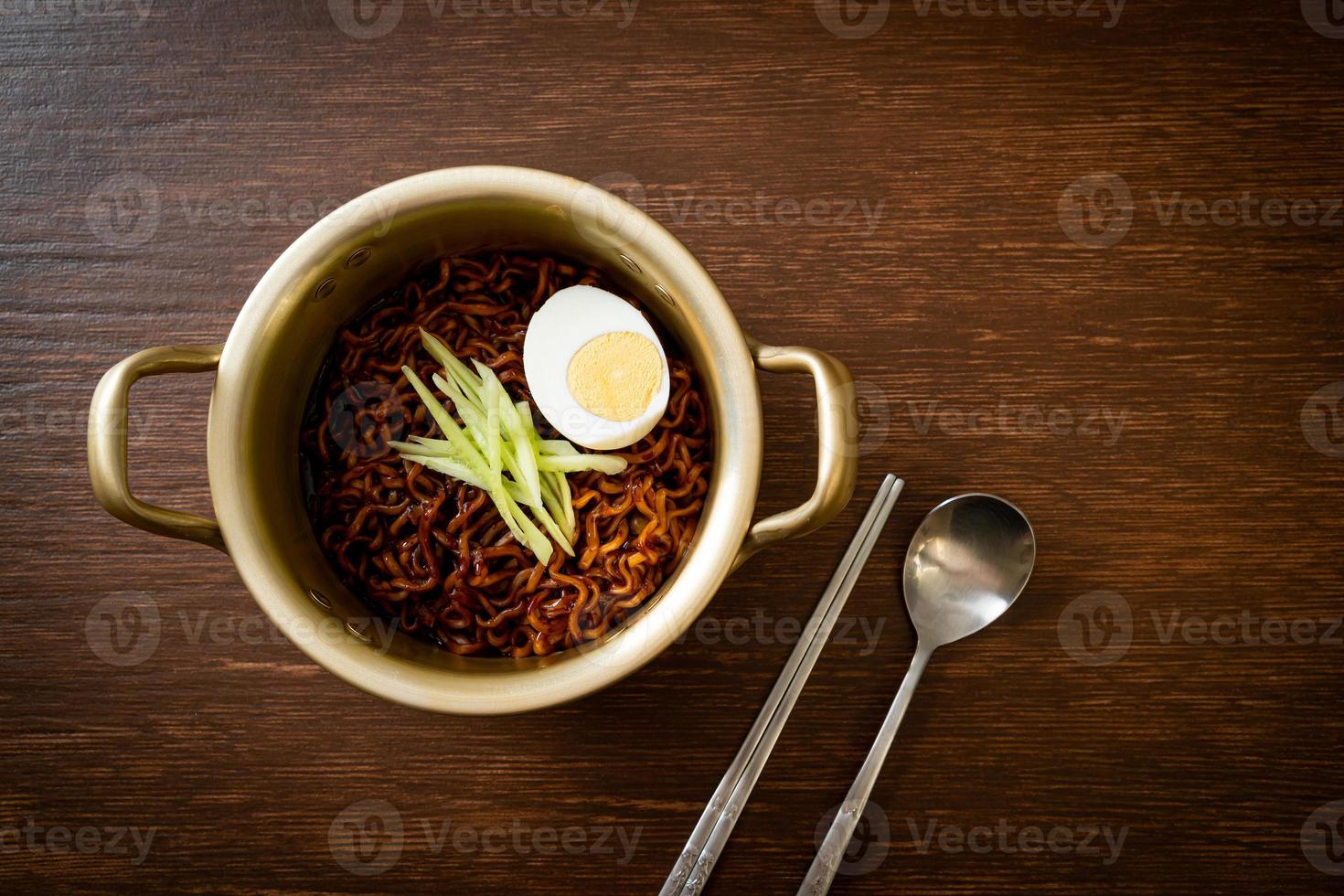 fideos instantáneos coreanos con salsa de frijoles negros foto