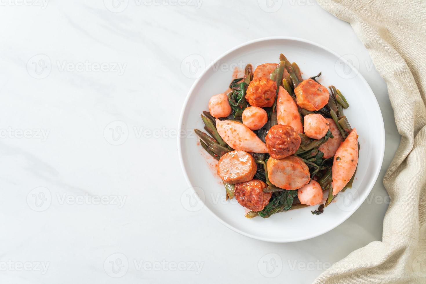 salteado de bolas de pescado con salsa yentafo foto