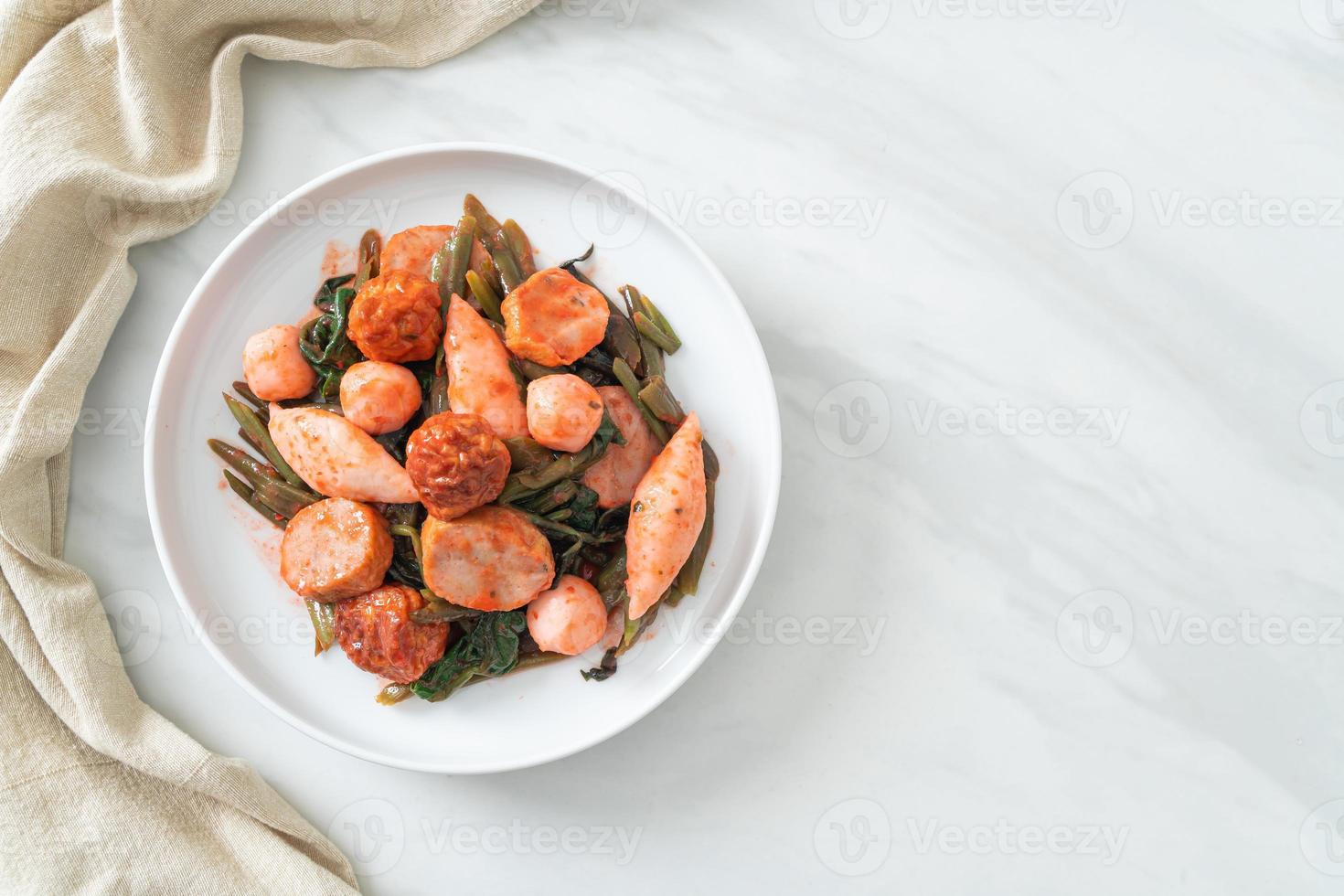 salteado de bolas de pescado con salsa yentafo foto