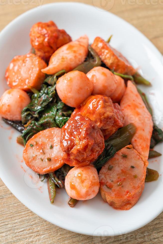 salteado de bolas de pescado con salsa yentafo foto