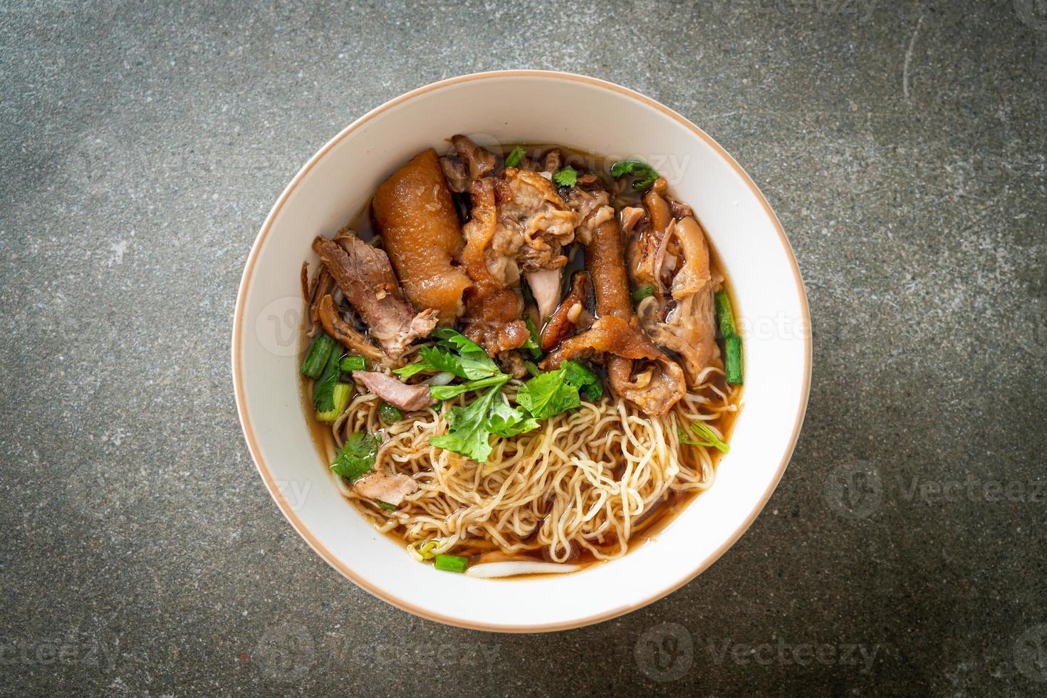 fideos de pierna de cerdo guisados en sopa marrón foto