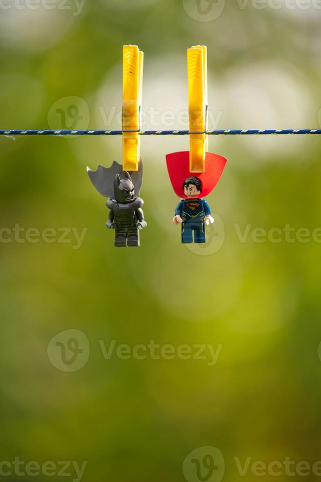 varsovia - mayo de 2020 - minifigura lego batman y superman foto