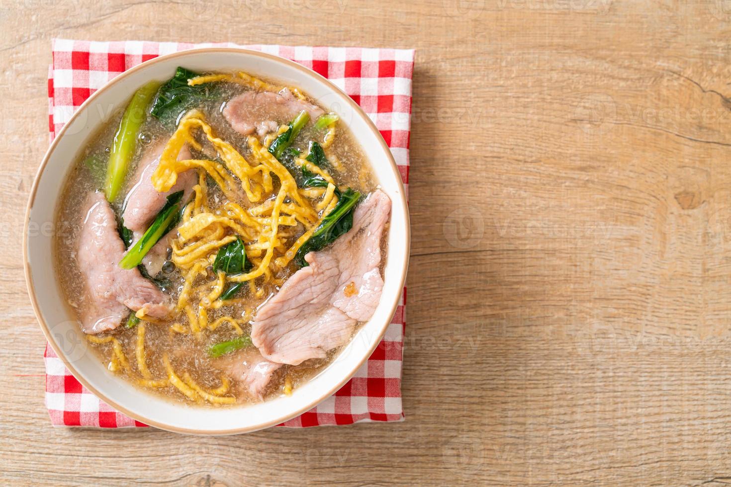 fideos crujientes con carne de cerdo en salsa gravy foto