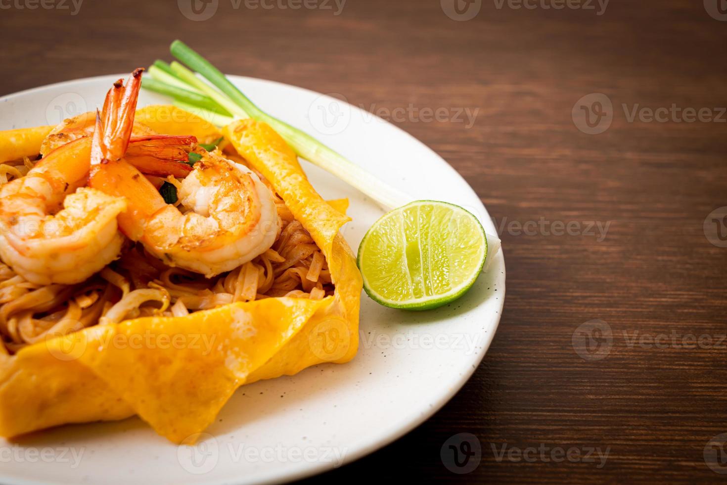 fideos tailandeses salteados con camarones y huevo foto